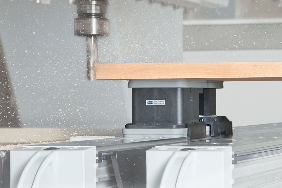 Blocco di aspirazione su un centro di lavoro CNC con pannello di legno