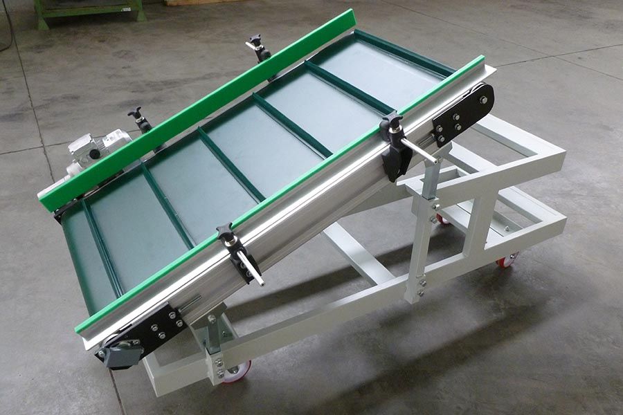 Nastro inclinato verde su telaio bianco